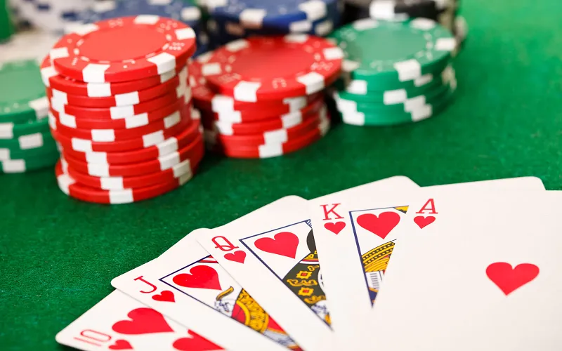 Chơi Poker vốn nhỏ tỷ lệ thắng lớn tại 8DAY